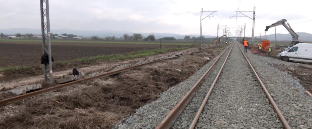 Αυτοψία στο σιδηροδρομικό δίκτυο Θεσσαλίας - Πυρετώδεις εργασίες από τον ΟΣΕ (βίντεο)